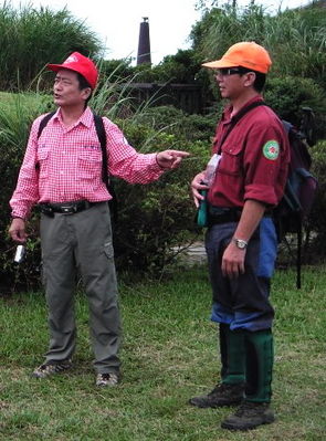 新莊登山會梁清喜會長(左)介紹北搜派出今天的教練長徐源清(右)